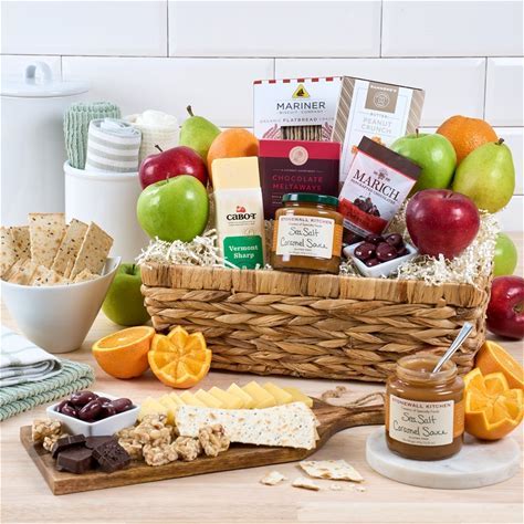 GourmetGiftBaskets.com Classic Fruit Basket